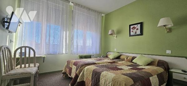 MURS COMMERCIAUX : Ensemble immobilier à 2kms des plages et 200m des commerces