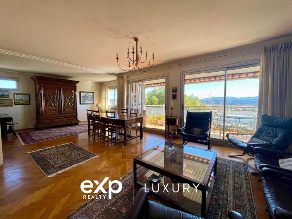 APPARTEMENT 104 M2 - DERNIER ETAGE - VUE PANORAMIQUE - CV A PIEDS