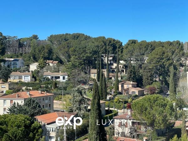 APPARTEMENT 104 M2 - DERNIER ETAGE - VUE PANORAMIQUE - CV A PIEDS
