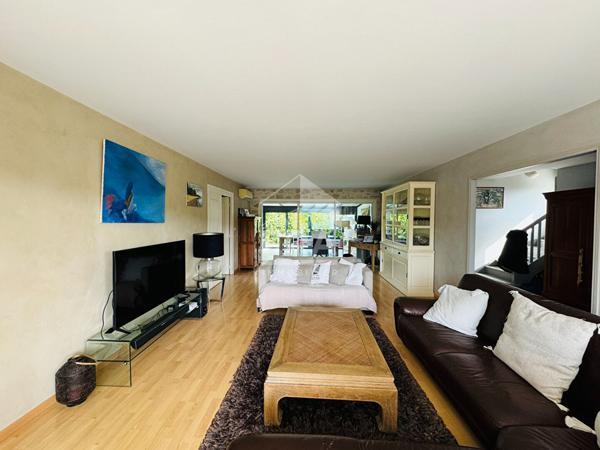 GRANDE MAISON - 4 CHAMBRES - PISCINE - EMPLACEMENT RARE