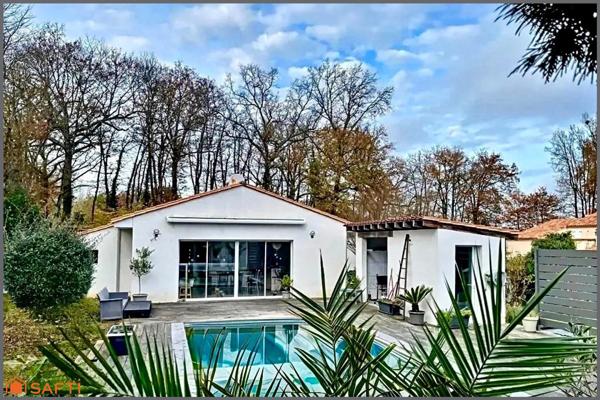 Pavillon plain-pied 5 chambres, 2 salles de bains, grande terrasse et piscine.