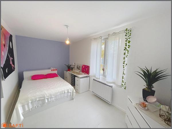 Pavillon plain-pied 5 chambres, 2 salles de bains, grande terrasse et piscine.