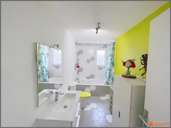 Pavillon plain-pied 5 chambres, 2 salles de bains, grande terrasse et piscine.