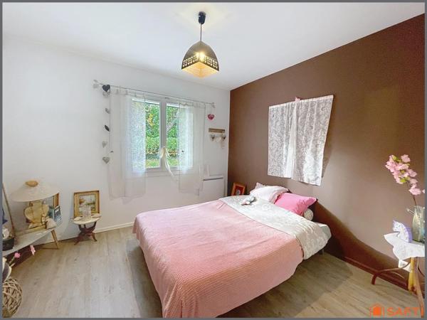 Pavillon plain-pied 5 chambres, 2 salles de bains, grande terrasse et piscine.