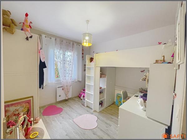 Pavillon plain-pied 5 chambres, 2 salles de bains, grande terrasse et piscine.