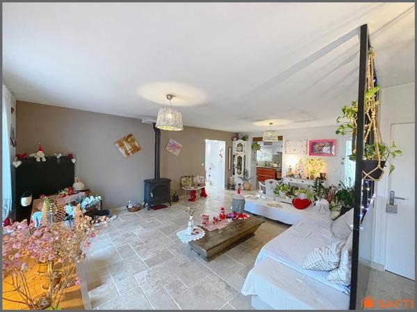 Pavillon plain-pied 5 chambres, 2 salles de bains, grande terrasse et piscine.