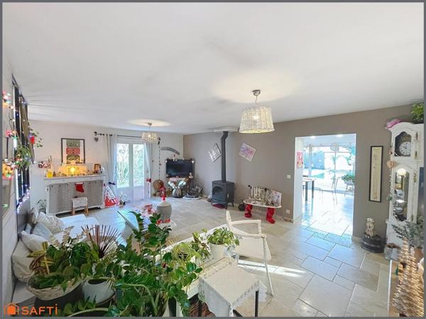 Pavillon plain-pied 5 chambres, 2 salles de bains, grande terrasse et piscine.
