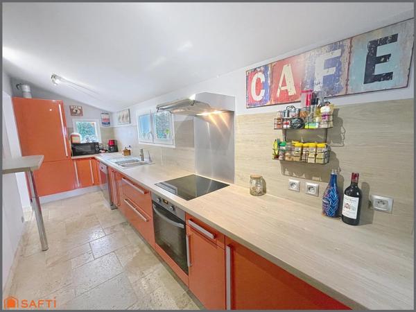 Pavillon plain-pied 5 chambres, 2 salles de bains, grande terrasse et piscine.