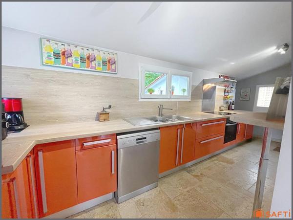 Pavillon plain-pied 5 chambres, 2 salles de bains, grande terrasse et piscine.