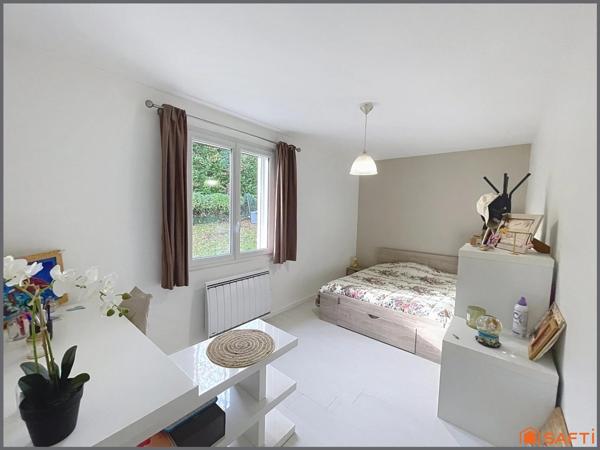 Pavillon plain-pied 5 chambres, 2 salles de bains, grande terrasse et piscine.