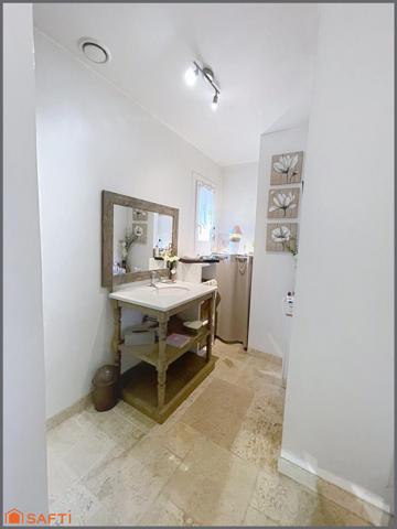 Pavillon plain-pied 5 chambres, 2 salles de bains, grande terrasse et piscine.