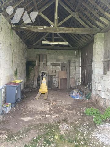 Longère à renover avec grand terrain de plus d'un hectare 