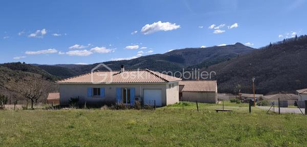 *** EXCLUSIVITE - COURNIOU (34220) - VILLA 83m² - 3 CHAMBRES - GARAGE - TERRAIN 600m²***

A Courniou, un village paisible où il fait bon vivre, venez découvrir cette jolie maison située dans un lotissement calme, en position dominante, offrant une vue imprenable sur les montagnes.

Implantée sur un terrain de 600 m², cette maison construite en 2012 se compose d’un hall d’entrée (5.50m²environ) desservant un garage ainsi qu’un accès à la pièce de vie. Une partie salon et un coin cuisine, cette pièce est traversante et lumineuse (34.50m² environ)

Un couloir (2.80m² environ) vous amène à la partie nuit qui comprend trois chambres (10.84m²) (12.39m²) ( 10.97m²) , une salle d’eau (4.30m²) et un WC séparé (1.60m²)

Côté équipements, la maison bénéficie de prestations confortables :

- Radiateurs électriques récents
- Climatisation récente
- Poêle à bois
- Moustiquaires aux fenêtres
- Placard dans deux chambres
- Cuisine équipée

Côté extérieur, un terrain de 600m² exposé plein sud, cette maison profite d’un environnement calme et d’un cadre naturel exceptionnel, avec un grand terrain non constructible à l’arrière garantissant tranquillité et vue dégagée. Taxe foncière 512€

Maison prête à vivre immédiatement, idéale pour une résidence principale ou secondaire.

Pour plus de renseignements, n’hésitez pas à nous contacter.