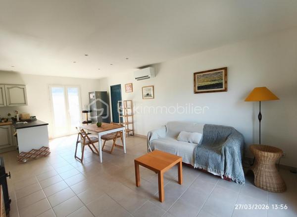 *** EXCLUSIVITE - COURNIOU (34220) - VILLA 83m² - 3 CHAMBRES - GARAGE - TERRAIN 600m²***

A Courniou, un village paisible où il fait bon vivre, venez découvrir cette jolie maison située dans un lotissement calme, en position dominante, offrant une vue imprenable sur les montagnes.

Implantée sur un terrain de 600 m², cette maison construite en 2012 se compose d’un hall d’entrée (5.50m²environ) desservant un garage ainsi qu’un accès à la pièce de vie. Une partie salon et un coin cuisine, cette pièce est traversante et lumineuse (34.50m² environ)

Un couloir (2.80m² environ) vous amène à la partie nuit qui comprend trois chambres (10.84m²) (12.39m²) ( 10.97m²) , une salle d’eau (4.30m²) et un WC séparé (1.60m²)

Côté équipements, la maison bénéficie de prestations confortables :

- Radiateurs électriques récents
- Climatisation récente
- Poêle à bois
- Moustiquaires aux fenêtres
- Placard dans deux chambres
- Cuisine équipée

Côté extérieur, un terrain de 600m² exposé plein sud, cette maison profite d’un environnement calme et d’un cadre naturel exceptionnel, avec un grand terrain non constructible à l’arrière garantissant tranquillité et vue dégagée. Taxe foncière 512€

Maison prête à vivre immédiatement, idéale pour une résidence principale ou secondaire.

Pour plus de renseignements, n’hésitez pas à nous contacter.