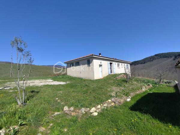 *** EXCLUSIVITE - COURNIOU (34220) - VILLA 83m² - 3 CHAMBRES - GARAGE - TERRAIN 600m²***

A Courniou, un village paisible où il fait bon vivre, venez découvrir cette jolie maison située dans un lotissement calme, en position dominante, offrant une vue imprenable sur les montagnes.

Implantée sur un terrain de 600 m², cette maison construite en 2012 se compose d’un hall d’entrée (5.50m²environ) desservant un garage ainsi qu’un accès à la pièce de vie. Une partie salon et un coin cuisine, cette pièce est traversante et lumineuse (34.50m² environ)

Un couloir (2.80m² environ) vous amène à la partie nuit qui comprend trois chambres (10.84m²) (12.39m²) ( 10.97m²) , une salle d’eau (4.30m²) et un WC séparé (1.60m²)

Côté équipements, la maison bénéficie de prestations confortables :

- Radiateurs électriques récents
- Climatisation récente
- Poêle à bois
- Moustiquaires aux fenêtres
- Placard dans deux chambres
- Cuisine équipée

Côté extérieur, un terrain de 600m² exposé plein sud, cette maison profite d’un environnement calme et d’un cadre naturel exceptionnel, avec un grand terrain non constructible à l’arrière garantissant tranquillité et vue dégagée. Taxe foncière 512€

Maison prête à vivre immédiatement, idéale pour une résidence principale ou secondaire.

Pour plus de renseignements, n’hésitez pas à nous contacter.