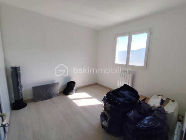 *** EXCLUSIVITE - COURNIOU (34220) - VILLA 83m² - 3 CHAMBRES - GARAGE - TERRAIN 600m²***

A Courniou, un village paisible où il fait bon vivre, venez découvrir cette jolie maison située dans un lotissement calme, en position dominante, offrant une vue imprenable sur les montagnes.

Implantée sur un terrain de 600 m², cette maison construite en 2012 se compose d’un hall d’entrée (5.50m²environ) desservant un garage ainsi qu’un accès à la pièce de vie. Une partie salon et un coin cuisine, cette pièce est traversante et lumineuse (34.50m² environ)

Un couloir (2.80m² environ) vous amène à la partie nuit qui comprend trois chambres (10.84m²) (12.39m²) ( 10.97m²) , une salle d’eau (4.30m²) et un WC séparé (1.60m²)

Côté équipements, la maison bénéficie de prestations confortables :

- Radiateurs électriques récents
- Climatisation récente
- Poêle à bois
- Moustiquaires aux fenêtres
- Placard dans deux chambres
- Cuisine équipée

Côté extérieur, un terrain de 600m² exposé plein sud, cette maison profite d’un environnement calme et d’un cadre naturel exceptionnel, avec un grand terrain non constructible à l’arrière garantissant tranquillité et vue dégagée. Taxe foncière 512€

Maison prête à vivre immédiatement, idéale pour une résidence principale ou secondaire.

Pour plus de renseignements, n’hésitez pas à nous contacter.