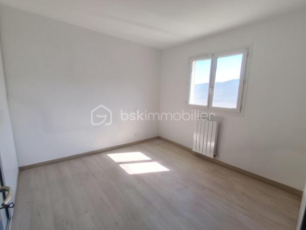 *** EXCLUSIVITE - COURNIOU (34220) - VILLA 83m² - 3 CHAMBRES - GARAGE - TERRAIN 600m²***

A Courniou, un village paisible où il fait bon vivre, venez découvrir cette jolie maison située dans un lotissement calme, en position dominante, offrant une vue imprenable sur les montagnes.

Implantée sur un terrain de 600 m², cette maison construite en 2012 se compose d’un hall d’entrée (5.50m²environ) desservant un garage ainsi qu’un accès à la pièce de vie. Une partie salon et un coin cuisine, cette pièce est traversante et lumineuse (34.50m² environ)

Un couloir (2.80m² environ) vous amène à la partie nuit qui comprend trois chambres (10.84m²) (12.39m²) ( 10.97m²) , une salle d’eau (4.30m²) et un WC séparé (1.60m²)

Côté équipements, la maison bénéficie de prestations confortables :

- Radiateurs électriques récents
- Climatisation récente
- Poêle à bois
- Moustiquaires aux fenêtres
- Placard dans deux chambres
- Cuisine équipée

Côté extérieur, un terrain de 600m² exposé plein sud, cette maison profite d’un environnement calme et d’un cadre naturel exceptionnel, avec un grand terrain non constructible à l’arrière garantissant tranquillité et vue dégagée. Taxe foncière 512€

Maison prête à vivre immédiatement, idéale pour une résidence principale ou secondaire.

Pour plus de renseignements, n’hésitez pas à nous contacter.