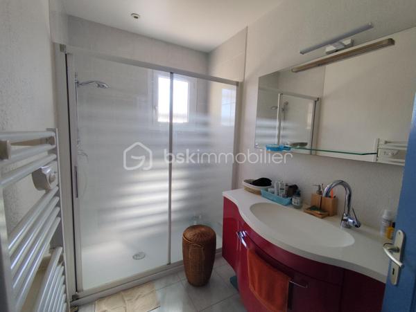 *** EXCLUSIVITE - COURNIOU (34220) - VILLA 83m² - 3 CHAMBRES - GARAGE - TERRAIN 600m²***

A Courniou, un village paisible où il fait bon vivre, venez découvrir cette jolie maison située dans un lotissement calme, en position dominante, offrant une vue imprenable sur les montagnes.

Implantée sur un terrain de 600 m², cette maison construite en 2012 se compose d’un hall d’entrée (5.50m²environ) desservant un garage ainsi qu’un accès à la pièce de vie. Une partie salon et un coin cuisine, cette pièce est traversante et lumineuse (34.50m² environ)

Un couloir (2.80m² environ) vous amène à la partie nuit qui comprend trois chambres (10.84m²) (12.39m²) ( 10.97m²) , une salle d’eau (4.30m²) et un WC séparé (1.60m²)

Côté équipements, la maison bénéficie de prestations confortables :

- Radiateurs électriques récents
- Climatisation récente
- Poêle à bois
- Moustiquaires aux fenêtres
- Placard dans deux chambres
- Cuisine équipée

Côté extérieur, un terrain de 600m² exposé plein sud, cette maison profite d’un environnement calme et d’un cadre naturel exceptionnel, avec un grand terrain non constructible à l’arrière garantissant tranquillité et vue dégagée. Taxe foncière 512€

Maison prête à vivre immédiatement, idéale pour une résidence principale ou secondaire.

Pour plus de renseignements, n’hésitez pas à nous contacter.