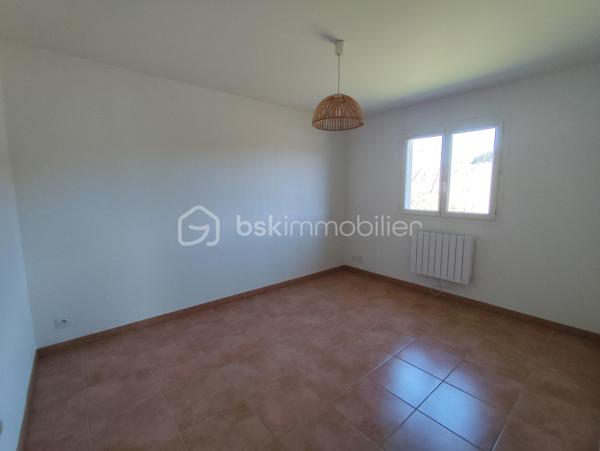 *** EXCLUSIVITE - COURNIOU (34220) - VILLA 83m² - 3 CHAMBRES - GARAGE - TERRAIN 600m²***

A Courniou, un village paisible où il fait bon vivre, venez découvrir cette jolie maison située dans un lotissement calme, en position dominante, offrant une vue imprenable sur les montagnes.

Implantée sur un terrain de 600 m², cette maison construite en 2012 se compose d’un hall d’entrée (5.50m²environ) desservant un garage ainsi qu’un accès à la pièce de vie. Une partie salon et un coin cuisine, cette pièce est traversante et lumineuse (34.50m² environ)

Un couloir (2.80m² environ) vous amène à la partie nuit qui comprend trois chambres (10.84m²) (12.39m²) ( 10.97m²) , une salle d’eau (4.30m²) et un WC séparé (1.60m²)

Côté équipements, la maison bénéficie de prestations confortables :

- Radiateurs électriques récents
- Climatisation récente
- Poêle à bois
- Moustiquaires aux fenêtres
- Placard dans deux chambres
- Cuisine équipée

Côté extérieur, un terrain de 600m² exposé plein sud, cette maison profite d’un environnement calme et d’un cadre naturel exceptionnel, avec un grand terrain non constructible à l’arrière garantissant tranquillité et vue dégagée. Taxe foncière 512€

Maison prête à vivre immédiatement, idéale pour une résidence principale ou secondaire.

Pour plus de renseignements, n’hésitez pas à nous contacter.