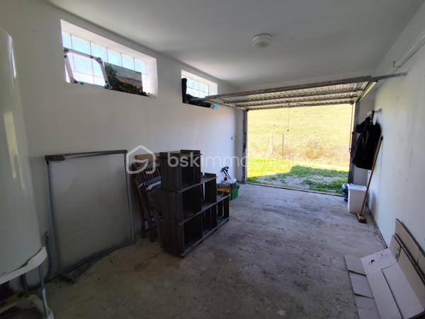 *** EXCLUSIVITE - COURNIOU (34220) - VILLA 83m² - 3 CHAMBRES - GARAGE - TERRAIN 600m²***

A Courniou, un village paisible où il fait bon vivre, venez découvrir cette jolie maison située dans un lotissement calme, en position dominante, offrant une vue imprenable sur les montagnes.

Implantée sur un terrain de 600 m², cette maison construite en 2012 se compose d’un hall d’entrée (5.50m²environ) desservant un garage ainsi qu’un accès à la pièce de vie. Une partie salon et un coin cuisine, cette pièce est traversante et lumineuse (34.50m² environ)

Un couloir (2.80m² environ) vous amène à la partie nuit qui comprend trois chambres (10.84m²) (12.39m²) ( 10.97m²) , une salle d’eau (4.30m²) et un WC séparé (1.60m²)

Côté équipements, la maison bénéficie de prestations confortables :

- Radiateurs électriques récents
- Climatisation récente
- Poêle à bois
- Moustiquaires aux fenêtres
- Placard dans deux chambres
- Cuisine équipée

Côté extérieur, un terrain de 600m² exposé plein sud, cette maison profite d’un environnement calme et d’un cadre naturel exceptionnel, avec un grand terrain non constructible à l’arrière garantissant tranquillité et vue dégagée. Taxe foncière 512€

Maison prête à vivre immédiatement, idéale pour une résidence principale ou secondaire.

Pour plus de renseignements, n’hésitez pas à nous contacter.