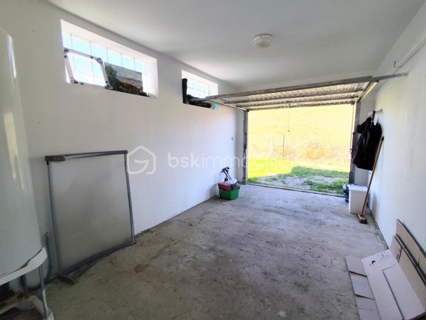 *** EXCLUSIVITE - COURNIOU (34220) - VILLA 83m² - 3 CHAMBRES - GARAGE - TERRAIN 600m²***

A Courniou, un village paisible où il fait bon vivre, venez découvrir cette jolie maison située dans un lotissement calme, en position dominante, offrant une vue imprenable sur les montagnes.

Implantée sur un terrain de 600 m², cette maison construite en 2012 se compose d’un hall d’entrée (5.50m²environ) desservant un garage ainsi qu’un accès à la pièce de vie. Une partie salon et un coin cuisine, cette pièce est traversante et lumineuse (34.50m² environ)

Un couloir (2.80m² environ) vous amène à la partie nuit qui comprend trois chambres (10.84m²) (12.39m²) ( 10.97m²) , une salle d’eau (4.30m²) et un WC séparé (1.60m²)

Côté équipements, la maison bénéficie de prestations confortables :

- Radiateurs électriques récents
- Climatisation récente
- Poêle à bois
- Moustiquaires aux fenêtres
- Placard dans deux chambres
- Cuisine équipée

Côté extérieur, un terrain de 600m² exposé plein sud, cette maison profite d’un environnement calme et d’un cadre naturel exceptionnel, avec un grand terrain non constructible à l’arrière garantissant tranquillité et vue dégagée. Taxe foncière 512€

Maison prête à vivre immédiatement, idéale pour une résidence principale ou secondaire.

Pour plus de renseignements, n’hésitez pas à nous contacter.