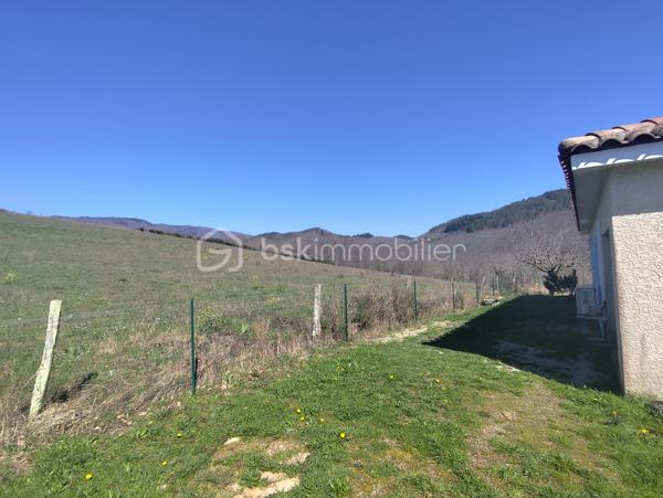 *** EXCLUSIVITE - COURNIOU (34220) - VILLA 83m² - 3 CHAMBRES - GARAGE - TERRAIN 600m²***

A Courniou, un village paisible où il fait bon vivre, venez découvrir cette jolie maison située dans un lotissement calme, en position dominante, offrant une vue imprenable sur les montagnes.

Implantée sur un terrain de 600 m², cette maison construite en 2012 se compose d’un hall d’entrée (5.50m²environ) desservant un garage ainsi qu’un accès à la pièce de vie. Une partie salon et un coin cuisine, cette pièce est traversante et lumineuse (34.50m² environ)

Un couloir (2.80m² environ) vous amène à la partie nuit qui comprend trois chambres (10.84m²) (12.39m²) ( 10.97m²) , une salle d’eau (4.30m²) et un WC séparé (1.60m²)

Côté équipements, la maison bénéficie de prestations confortables :

- Radiateurs électriques récents
- Climatisation récente
- Poêle à bois
- Moustiquaires aux fenêtres
- Placard dans deux chambres
- Cuisine équipée

Côté extérieur, un terrain de 600m² exposé plein sud, cette maison profite d’un environnement calme et d’un cadre naturel exceptionnel, avec un grand terrain non constructible à l’arrière garantissant tranquillité et vue dégagée. Taxe foncière 512€

Maison prête à vivre immédiatement, idéale pour une résidence principale ou secondaire.

Pour plus de renseignements, n’hésitez pas à nous contacter.