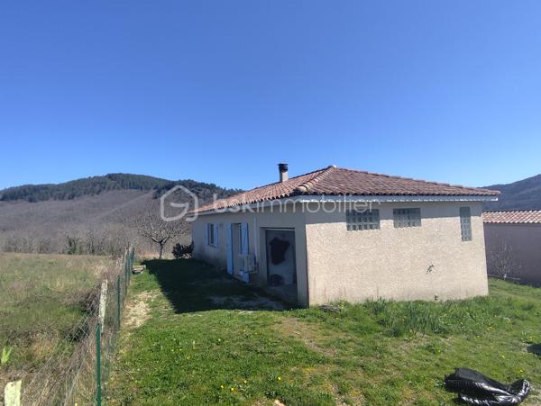 *** EXCLUSIVITE - COURNIOU (34220) - VILLA 83m² - 3 CHAMBRES - GARAGE - TERRAIN 600m²***

A Courniou, un village paisible où il fait bon vivre, venez découvrir cette jolie maison située dans un lotissement calme, en position dominante, offrant une vue imprenable sur les montagnes.

Implantée sur un terrain de 600 m², cette maison construite en 2012 se compose d’un hall d’entrée (5.50m²environ) desservant un garage ainsi qu’un accès à la pièce de vie. Une partie salon et un coin cuisine, cette pièce est traversante et lumineuse (34.50m² environ)

Un couloir (2.80m² environ) vous amène à la partie nuit qui comprend trois chambres (10.84m²) (12.39m²) ( 10.97m²) , une salle d’eau (4.30m²) et un WC séparé (1.60m²)

Côté équipements, la maison bénéficie de prestations confortables :

- Radiateurs électriques récents
- Climatisation récente
- Poêle à bois
- Moustiquaires aux fenêtres
- Placard dans deux chambres
- Cuisine équipée

Côté extérieur, un terrain de 600m² exposé plein sud, cette maison profite d’un environnement calme et d’un cadre naturel exceptionnel, avec un grand terrain non constructible à l’arrière garantissant tranquillité et vue dégagée. Taxe foncière 512€

Maison prête à vivre immédiatement, idéale pour une résidence principale ou secondaire.

Pour plus de renseignements, n’hésitez pas à nous contacter.