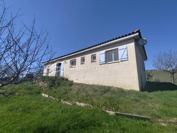 *** EXCLUSIVITE - COURNIOU (34220) - VILLA 83m² - 3 CHAMBRES - GARAGE - TERRAIN 600m²***

A Courniou, un village paisible où il fait bon vivre, venez découvrir cette jolie maison située dans un lotissement calme, en position dominante, offrant une vue imprenable sur les montagnes.

Implantée sur un terrain de 600 m², cette maison construite en 2012 se compose d’un hall d’entrée (5.50m²environ) desservant un garage ainsi qu’un accès à la pièce de vie. Une partie salon et un coin cuisine, cette pièce est traversante et lumineuse (34.50m² environ)

Un couloir (2.80m² environ) vous amène à la partie nuit qui comprend trois chambres (10.84m²) (12.39m²) ( 10.97m²) , une salle d’eau (4.30m²) et un WC séparé (1.60m²)

Côté équipements, la maison bénéficie de prestations confortables :

- Radiateurs électriques récents
- Climatisation récente
- Poêle à bois
- Moustiquaires aux fenêtres
- Placard dans deux chambres
- Cuisine équipée

Côté extérieur, un terrain de 600m² exposé plein sud, cette maison profite d’un environnement calme et d’un cadre naturel exceptionnel, avec un grand terrain non constructible à l’arrière garantissant tranquillité et vue dégagée. Taxe foncière 512€

Maison prête à vivre immédiatement, idéale pour une résidence principale ou secondaire.

Pour plus de renseignements, n’hésitez pas à nous contacter.