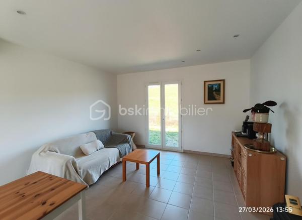 *** EXCLUSIVITE - COURNIOU (34220) - VILLA 83m² - 3 CHAMBRES - GARAGE - TERRAIN 600m²***

A Courniou, un village paisible où il fait bon vivre, venez découvrir cette jolie maison située dans un lotissement calme, en position dominante, offrant une vue imprenable sur les montagnes.

Implantée sur un terrain de 600 m², cette maison construite en 2012 se compose d’un hall d’entrée (5.50m²environ) desservant un garage ainsi qu’un accès à la pièce de vie. Une partie salon et un coin cuisine, cette pièce est traversante et lumineuse (34.50m² environ)

Un couloir (2.80m² environ) vous amène à la partie nuit qui comprend trois chambres (10.84m²) (12.39m²) ( 10.97m²) , une salle d’eau (4.30m²) et un WC séparé (1.60m²)

Côté équipements, la maison bénéficie de prestations confortables :

- Radiateurs électriques récents
- Climatisation récente
- Poêle à bois
- Moustiquaires aux fenêtres
- Placard dans deux chambres
- Cuisine équipée

Côté extérieur, un terrain de 600m² exposé plein sud, cette maison profite d’un environnement calme et d’un cadre naturel exceptionnel, avec un grand terrain non constructible à l’arrière garantissant tranquillité et vue dégagée. Taxe foncière 512€

Maison prête à vivre immédiatement, idéale pour une résidence principale ou secondaire.

Pour plus de renseignements, n’hésitez pas à nous contacter.