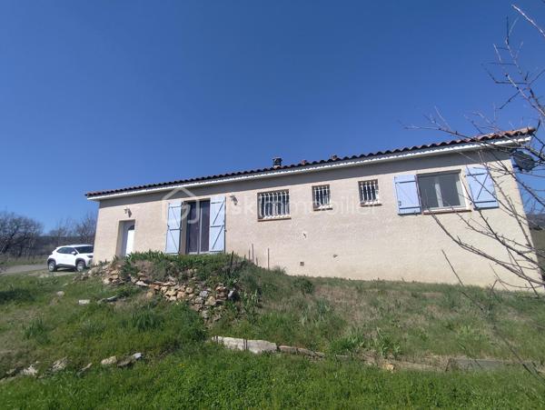 *** EXCLUSIVITE - COURNIOU (34220) - VILLA 83m² - 3 CHAMBRES - GARAGE - TERRAIN 600m²***

A Courniou, un village paisible où il fait bon vivre, venez découvrir cette jolie maison située dans un lotissement calme, en position dominante, offrant une vue imprenable sur les montagnes.

Implantée sur un terrain de 600 m², cette maison construite en 2012 se compose d’un hall d’entrée (5.50m²environ) desservant un garage ainsi qu’un accès à la pièce de vie. Une partie salon et un coin cuisine, cette pièce est traversante et lumineuse (34.50m² environ)

Un couloir (2.80m² environ) vous amène à la partie nuit qui comprend trois chambres (10.84m²) (12.39m²) ( 10.97m²) , une salle d’eau (4.30m²) et un WC séparé (1.60m²)

Côté équipements, la maison bénéficie de prestations confortables :

- Radiateurs électriques récents
- Climatisation récente
- Poêle à bois
- Moustiquaires aux fenêtres
- Placard dans deux chambres
- Cuisine équipée

Côté extérieur, un terrain de 600m² exposé plein sud, cette maison profite d’un environnement calme et d’un cadre naturel exceptionnel, avec un grand terrain non constructible à l’arrière garantissant tranquillité et vue dégagée. Taxe foncière 512€

Maison prête à vivre immédiatement, idéale pour une résidence principale ou secondaire.

Pour plus de renseignements, n’hésitez pas à nous contacter.