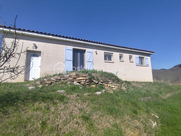 *** EXCLUSIVITE - COURNIOU (34220) - VILLA 83m² - 3 CHAMBRES - GARAGE - TERRAIN 600m²***

A Courniou, un village paisible où il fait bon vivre, venez découvrir cette jolie maison située dans un lotissement calme, en position dominante, offrant une vue imprenable sur les montagnes.

Implantée sur un terrain de 600 m², cette maison construite en 2012 se compose d’un hall d’entrée (5.50m²environ) desservant un garage ainsi qu’un accès à la pièce de vie. Une partie salon et un coin cuisine, cette pièce est traversante et lumineuse (34.50m² environ)

Un couloir (2.80m² environ) vous amène à la partie nuit qui comprend trois chambres (10.84m²) (12.39m²) ( 10.97m²) , une salle d’eau (4.30m²) et un WC séparé (1.60m²)

Côté équipements, la maison bénéficie de prestations confortables :

- Radiateurs électriques récents
- Climatisation récente
- Poêle à bois
- Moustiquaires aux fenêtres
- Placard dans deux chambres
- Cuisine équipée

Côté extérieur, un terrain de 600m² exposé plein sud, cette maison profite d’un environnement calme et d’un cadre naturel exceptionnel, avec un grand terrain non constructible à l’arrière garantissant tranquillité et vue dégagée. Taxe foncière 512€

Maison prête à vivre immédiatement, idéale pour une résidence principale ou secondaire.

Pour plus de renseignements, n’hésitez pas à nous contacter.