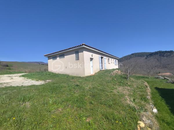 *** EXCLUSIVITE - COURNIOU (34220) - VILLA 83m² - 3 CHAMBRES - GARAGE - TERRAIN 600m²***

A Courniou, un village paisible où il fait bon vivre, venez découvrir cette jolie maison située dans un lotissement calme, en position dominante, offrant une vue imprenable sur les montagnes.

Implantée sur un terrain de 600 m², cette maison construite en 2012 se compose d’un hall d’entrée (5.50m²environ) desservant un garage ainsi qu’un accès à la pièce de vie. Une partie salon et un coin cuisine, cette pièce est traversante et lumineuse (34.50m² environ)

Un couloir (2.80m² environ) vous amène à la partie nuit qui comprend trois chambres (10.84m²) (12.39m²) ( 10.97m²) , une salle d’eau (4.30m²) et un WC séparé (1.60m²)

Côté équipements, la maison bénéficie de prestations confortables :

- Radiateurs électriques récents
- Climatisation récente
- Poêle à bois
- Moustiquaires aux fenêtres
- Placard dans deux chambres
- Cuisine équipée

Côté extérieur, un terrain de 600m² exposé plein sud, cette maison profite d’un environnement calme et d’un cadre naturel exceptionnel, avec un grand terrain non constructible à l’arrière garantissant tranquillité et vue dégagée. Taxe foncière 512€

Maison prête à vivre immédiatement, idéale pour une résidence principale ou secondaire.

Pour plus de renseignements, n’hésitez pas à nous contacter.