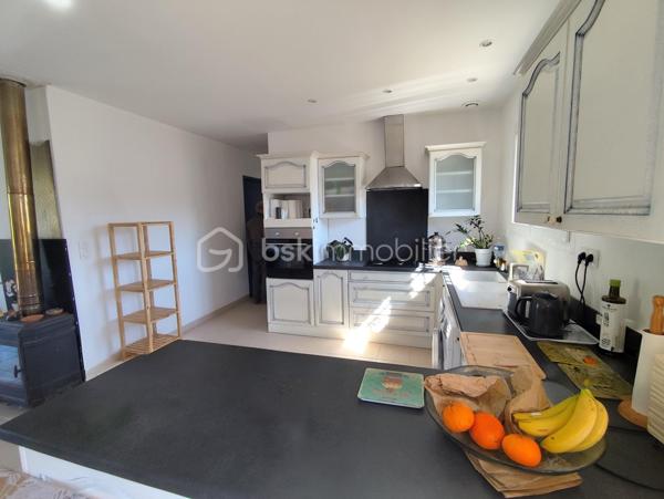 *** EXCLUSIVITE - COURNIOU (34220) - VILLA 83m² - 3 CHAMBRES - GARAGE - TERRAIN 600m²***

A Courniou, un village paisible où il fait bon vivre, venez découvrir cette jolie maison située dans un lotissement calme, en position dominante, offrant une vue imprenable sur les montagnes.

Implantée sur un terrain de 600 m², cette maison construite en 2012 se compose d’un hall d’entrée (5.50m²environ) desservant un garage ainsi qu’un accès à la pièce de vie. Une partie salon et un coin cuisine, cette pièce est traversante et lumineuse (34.50m² environ)

Un couloir (2.80m² environ) vous amène à la partie nuit qui comprend trois chambres (10.84m²) (12.39m²) ( 10.97m²) , une salle d’eau (4.30m²) et un WC séparé (1.60m²)

Côté équipements, la maison bénéficie de prestations confortables :

- Radiateurs électriques récents
- Climatisation récente
- Poêle à bois
- Moustiquaires aux fenêtres
- Placard dans deux chambres
- Cuisine équipée

Côté extérieur, un terrain de 600m² exposé plein sud, cette maison profite d’un environnement calme et d’un cadre naturel exceptionnel, avec un grand terrain non constructible à l’arrière garantissant tranquillité et vue dégagée. Taxe foncière 512€

Maison prête à vivre immédiatement, idéale pour une résidence principale ou secondaire.

Pour plus de renseignements, n’hésitez pas à nous contacter.