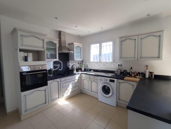 *** EXCLUSIVITE - COURNIOU (34220) - VILLA 83m² - 3 CHAMBRES - GARAGE - TERRAIN 600m²***

A Courniou, un village paisible où il fait bon vivre, venez découvrir cette jolie maison située dans un lotissement calme, en position dominante, offrant une vue imprenable sur les montagnes.

Implantée sur un terrain de 600 m², cette maison construite en 2012 se compose d’un hall d’entrée (5.50m²environ) desservant un garage ainsi qu’un accès à la pièce de vie. Une partie salon et un coin cuisine, cette pièce est traversante et lumineuse (34.50m² environ)

Un couloir (2.80m² environ) vous amène à la partie nuit qui comprend trois chambres (10.84m²) (12.39m²) ( 10.97m²) , une salle d’eau (4.30m²) et un WC séparé (1.60m²)

Côté équipements, la maison bénéficie de prestations confortables :

- Radiateurs électriques récents
- Climatisation récente
- Poêle à bois
- Moustiquaires aux fenêtres
- Placard dans deux chambres
- Cuisine équipée

Côté extérieur, un terrain de 600m² exposé plein sud, cette maison profite d’un environnement calme et d’un cadre naturel exceptionnel, avec un grand terrain non constructible à l’arrière garantissant tranquillité et vue dégagée. Taxe foncière 512€

Maison prête à vivre immédiatement, idéale pour une résidence principale ou secondaire.

Pour plus de renseignements, n’hésitez pas à nous contacter.