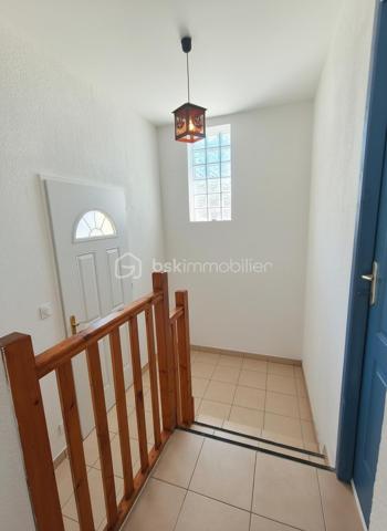 *** EXCLUSIVITE - COURNIOU (34220) - VILLA 83m² - 3 CHAMBRES - GARAGE - TERRAIN 600m²***

A Courniou, un village paisible où il fait bon vivre, venez découvrir cette jolie maison située dans un lotissement calme, en position dominante, offrant une vue imprenable sur les montagnes.

Implantée sur un terrain de 600 m², cette maison construite en 2012 se compose d’un hall d’entrée (5.50m²environ) desservant un garage ainsi qu’un accès à la pièce de vie. Une partie salon et un coin cuisine, cette pièce est traversante et lumineuse (34.50m² environ)

Un couloir (2.80m² environ) vous amène à la partie nuit qui comprend trois chambres (10.84m²) (12.39m²) ( 10.97m²) , une salle d’eau (4.30m²) et un WC séparé (1.60m²)

Côté équipements, la maison bénéficie de prestations confortables :

- Radiateurs électriques récents
- Climatisation récente
- Poêle à bois
- Moustiquaires aux fenêtres
- Placard dans deux chambres
- Cuisine équipée

Côté extérieur, un terrain de 600m² exposé plein sud, cette maison profite d’un environnement calme et d’un cadre naturel exceptionnel, avec un grand terrain non constructible à l’arrière garantissant tranquillité et vue dégagée. Taxe foncière 512€

Maison prête à vivre immédiatement, idéale pour une résidence principale ou secondaire.

Pour plus de renseignements, n’hésitez pas à nous contacter.