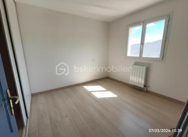 *** EXCLUSIVITE - COURNIOU (34220) - VILLA 83m² - 3 CHAMBRES - GARAGE - TERRAIN 600m²***

A Courniou, un village paisible où il fait bon vivre, venez découvrir cette jolie maison située dans un lotissement calme, en position dominante, offrant une vue imprenable sur les montagnes.

Implantée sur un terrain de 600 m², cette maison construite en 2012 se compose d’un hall d’entrée (5.50m²environ) desservant un garage ainsi qu’un accès à la pièce de vie. Une partie salon et un coin cuisine, cette pièce est traversante et lumineuse (34.50m² environ)

Un couloir (2.80m² environ) vous amène à la partie nuit qui comprend trois chambres (10.84m²) (12.39m²) ( 10.97m²) , une salle d’eau (4.30m²) et un WC séparé (1.60m²)

Côté équipements, la maison bénéficie de prestations confortables :

- Radiateurs électriques récents
- Climatisation récente
- Poêle à bois
- Moustiquaires aux fenêtres
- Placard dans deux chambres
- Cuisine équipée

Côté extérieur, un terrain de 600m² exposé plein sud, cette maison profite d’un environnement calme et d’un cadre naturel exceptionnel, avec un grand terrain non constructible à l’arrière garantissant tranquillité et vue dégagée. Taxe foncière 512€

Maison prête à vivre immédiatement, idéale pour une résidence principale ou secondaire.

Pour plus de renseignements, n’hésitez pas à nous contacter.