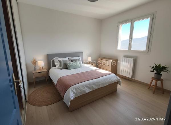 *** EXCLUSIVITE - COURNIOU (34220) - VILLA 83m² - 3 CHAMBRES - GARAGE - TERRAIN 600m²***

A Courniou, un village paisible où il fait bon vivre, venez découvrir cette jolie maison située dans un lotissement calme, en position dominante, offrant une vue imprenable sur les montagnes.

Implantée sur un terrain de 600 m², cette maison construite en 2012 se compose d’un hall d’entrée (5.50m²environ) desservant un garage ainsi qu’un accès à la pièce de vie. Une partie salon et un coin cuisine, cette pièce est traversante et lumineuse (34.50m² environ)

Un couloir (2.80m² environ) vous amène à la partie nuit qui comprend trois chambres (10.84m²) (12.39m²) ( 10.97m²) , une salle d’eau (4.30m²) et un WC séparé (1.60m²)

Côté équipements, la maison bénéficie de prestations confortables :

- Radiateurs électriques récents
- Climatisation récente
- Poêle à bois
- Moustiquaires aux fenêtres
- Placard dans deux chambres
- Cuisine équipée

Côté extérieur, un terrain de 600m² exposé plein sud, cette maison profite d’un environnement calme et d’un cadre naturel exceptionnel, avec un grand terrain non constructible à l’arrière garantissant tranquillité et vue dégagée. Taxe foncière 512€

Maison prête à vivre immédiatement, idéale pour une résidence principale ou secondaire.

Pour plus de renseignements, n’hésitez pas à nous contacter.