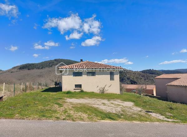 *** EXCLUSIVITE - COURNIOU (34220) - VILLA 83m² - 3 CHAMBRES - GARAGE - TERRAIN 600m²***

A Courniou, un village paisible où il fait bon vivre, venez découvrir cette jolie maison située dans un lotissement calme, en position dominante, offrant une vue imprenable sur les montagnes.

Implantée sur un terrain de 600 m², cette maison construite en 2012 se compose d’un hall d’entrée (5.50m²environ) desservant un garage ainsi qu’un accès à la pièce de vie. Une partie salon et un coin cuisine, cette pièce est traversante et lumineuse (34.50m² environ)

Un couloir (2.80m² environ) vous amène à la partie nuit qui comprend trois chambres (10.84m²) (12.39m²) ( 10.97m²) , une salle d’eau (4.30m²) et un WC séparé (1.60m²)

Côté équipements, la maison bénéficie de prestations confortables :

- Radiateurs électriques récents
- Climatisation récente
- Poêle à bois
- Moustiquaires aux fenêtres
- Placard dans deux chambres
- Cuisine équipée

Côté extérieur, un terrain de 600m² exposé plein sud, cette maison profite d’un environnement calme et d’un cadre naturel exceptionnel, avec un grand terrain non constructible à l’arrière garantissant tranquillité et vue dégagée. Taxe foncière 512€

Maison prête à vivre immédiatement, idéale pour une résidence principale ou secondaire.

Pour plus de renseignements, n’hésitez pas à nous contacter.