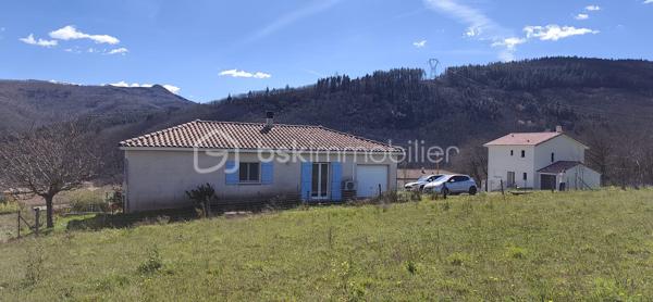 *** EXCLUSIVITE - COURNIOU (34220) - VILLA 83m² - 3 CHAMBRES - GARAGE - TERRAIN 600m²***

A Courniou, un village paisible où il fait bon vivre, venez découvrir cette jolie maison située dans un lotissement calme, en position dominante, offrant une vue imprenable sur les montagnes.

Implantée sur un terrain de 600 m², cette maison construite en 2012 se compose d’un hall d’entrée (5.50m²environ) desservant un garage ainsi qu’un accès à la pièce de vie. Une partie salon et un coin cuisine, cette pièce est traversante et lumineuse (34.50m² environ)

Un couloir (2.80m² environ) vous amène à la partie nuit qui comprend trois chambres (10.84m²) (12.39m²) ( 10.97m²) , une salle d’eau (4.30m²) et un WC séparé (1.60m²)

Côté équipements, la maison bénéficie de prestations confortables :

- Radiateurs électriques récents
- Climatisation récente
- Poêle à bois
- Moustiquaires aux fenêtres
- Placard dans deux chambres
- Cuisine équipée

Côté extérieur, un terrain de 600m² exposé plein sud, cette maison profite d’un environnement calme et d’un cadre naturel exceptionnel, avec un grand terrain non constructible à l’arrière garantissant tranquillité et vue dégagée. Taxe foncière 512€

Maison prête à vivre immédiatement, idéale pour une résidence principale ou secondaire.

Pour plus de renseignements, n’hésitez pas à nous contacter.