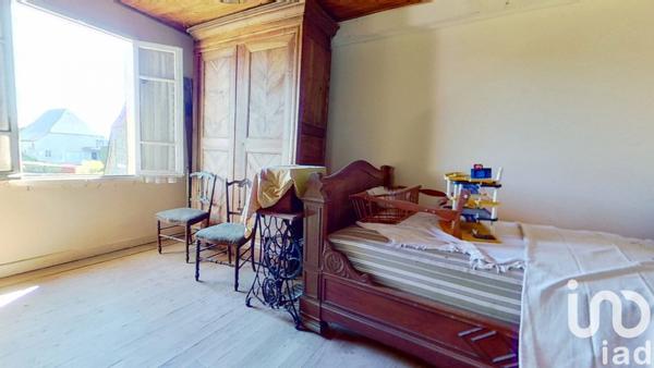 Maison de village 7 pièces de 157 m² à Pleaux (15700)