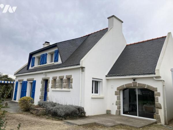 Maison d'habitation construite sur 2 niveaux et comprenant 4 chambres , dépendances et terrain clos