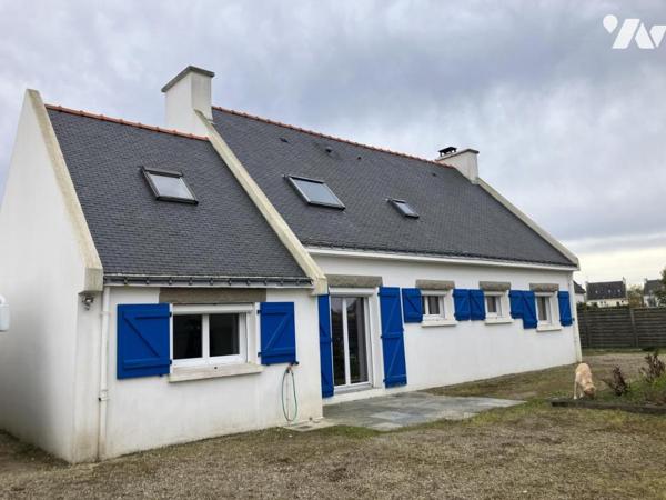 Maison d'habitation construite sur 2 niveaux et comprenant 4 chambres , dépendances et terrain clos