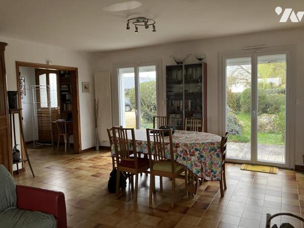 Maison d'habitation construite sur 2 niveaux et comprenant 4 chambres , dépendances et terrain clos