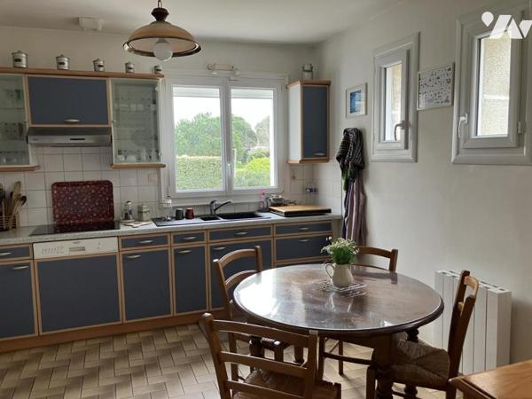 Maison d'habitation construite sur 2 niveaux et comprenant 4 chambres , dépendances et terrain clos