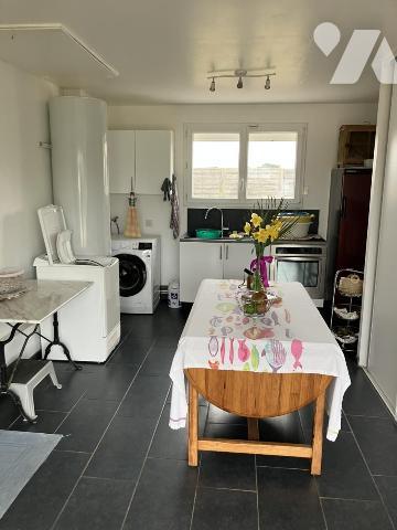 Maison d'habitation construite sur 2 niveaux et comprenant 4 chambres , dépendances et terrain clos