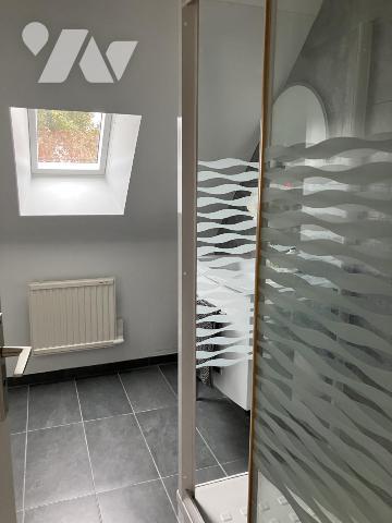 Maison d'habitation construite sur 2 niveaux et comprenant 4 chambres , dépendances et terrain clos