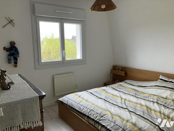 Maison d'habitation construite sur 2 niveaux et comprenant 4 chambres , dépendances et terrain clos