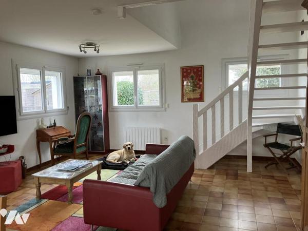 Maison d'habitation construite sur 2 niveaux et comprenant 4 chambres , dépendances et terrain clos