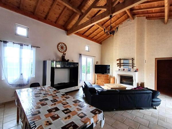 PROPRIETE EQUESTRE - 6 HECTARES - PISCINE - 8 BOXES CHEVAUX