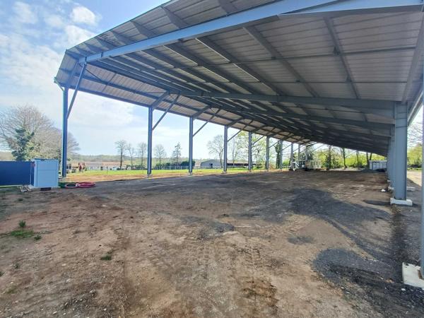 PROPRIETE EQUESTRE - 6 HECTARES - PISCINE - 8 BOXES CHEVAUX